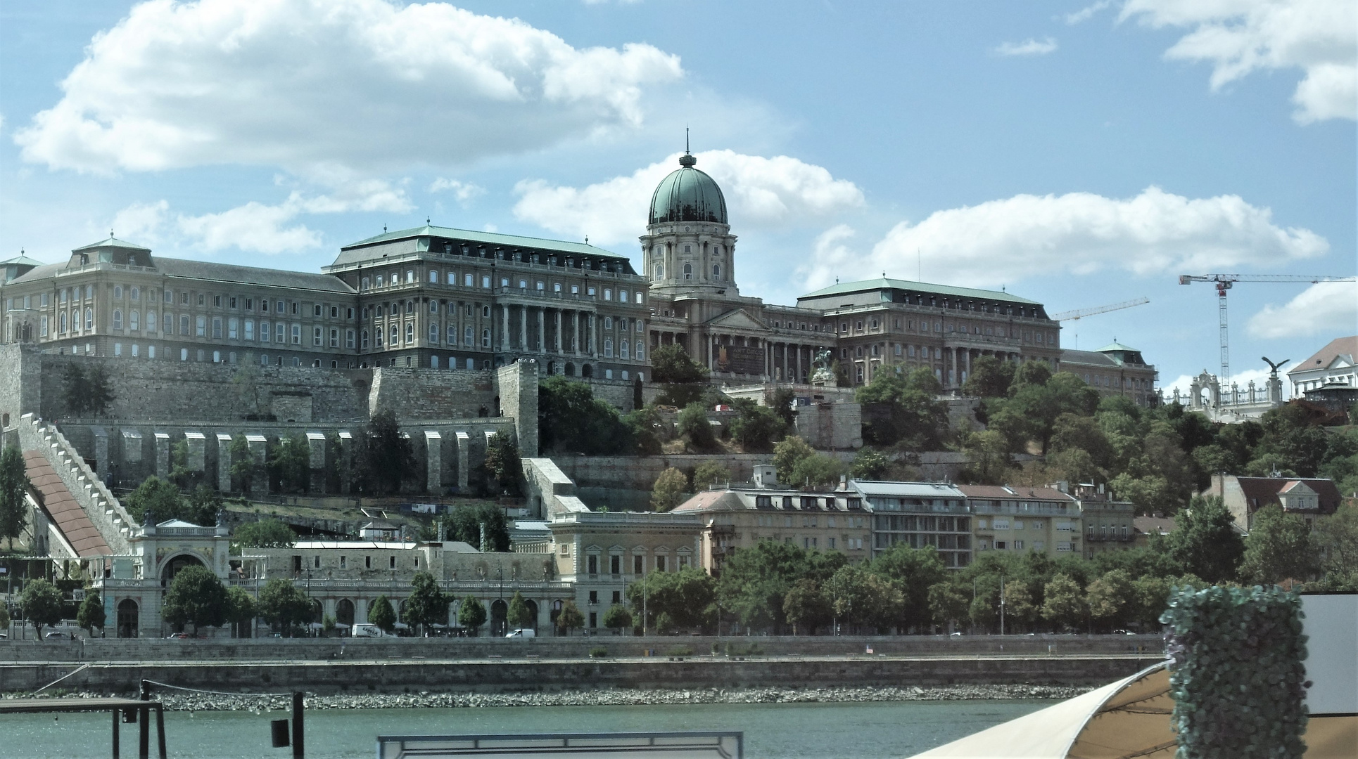 BUDAPEST - der Königspalast hoch ..