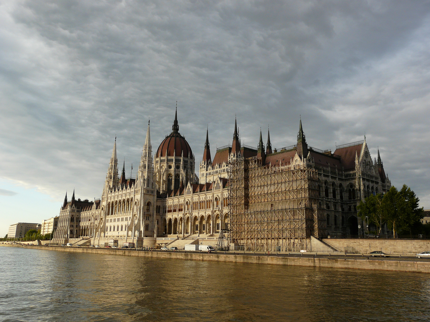 Budapest. Dunkle Wolken über dem ungarischen Parlament?