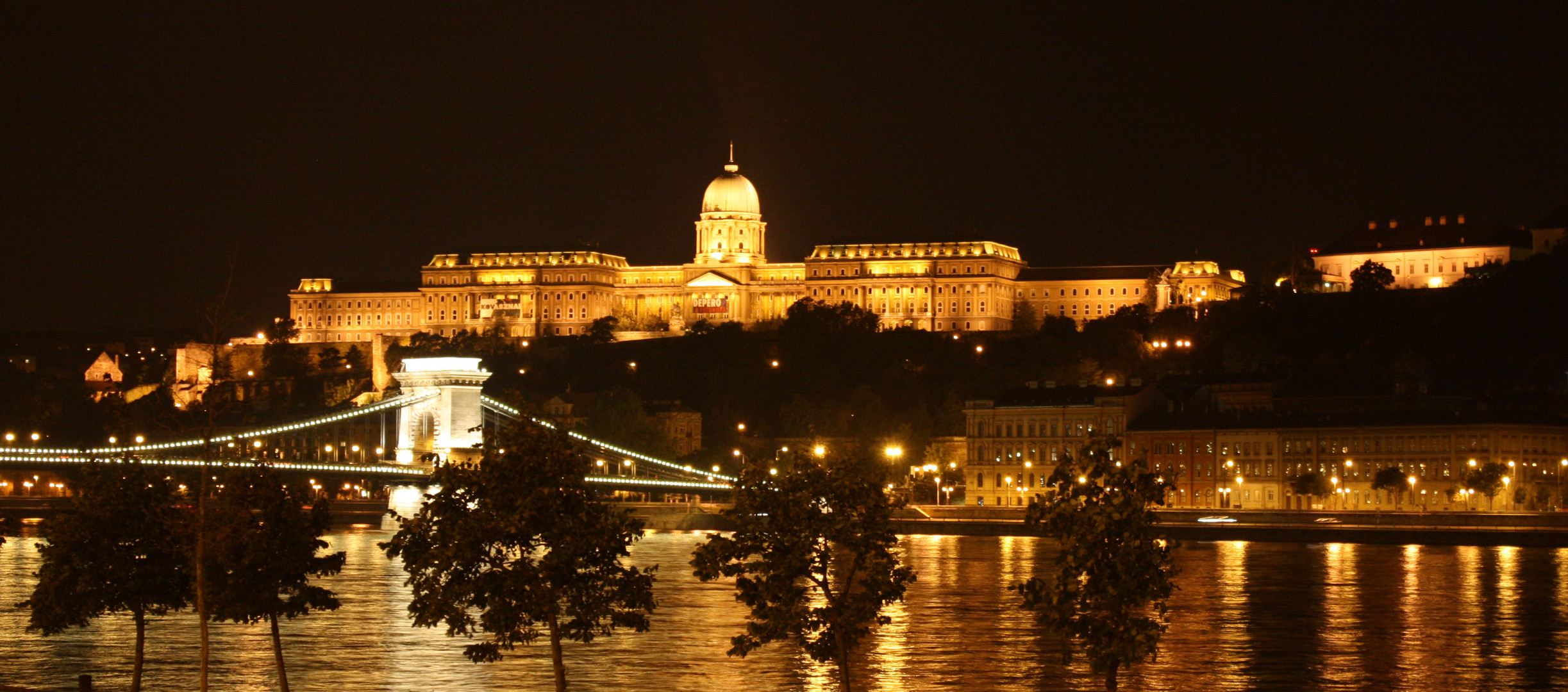 Budapest - Kettenbrücke mit Burgenviertel bei Nacht