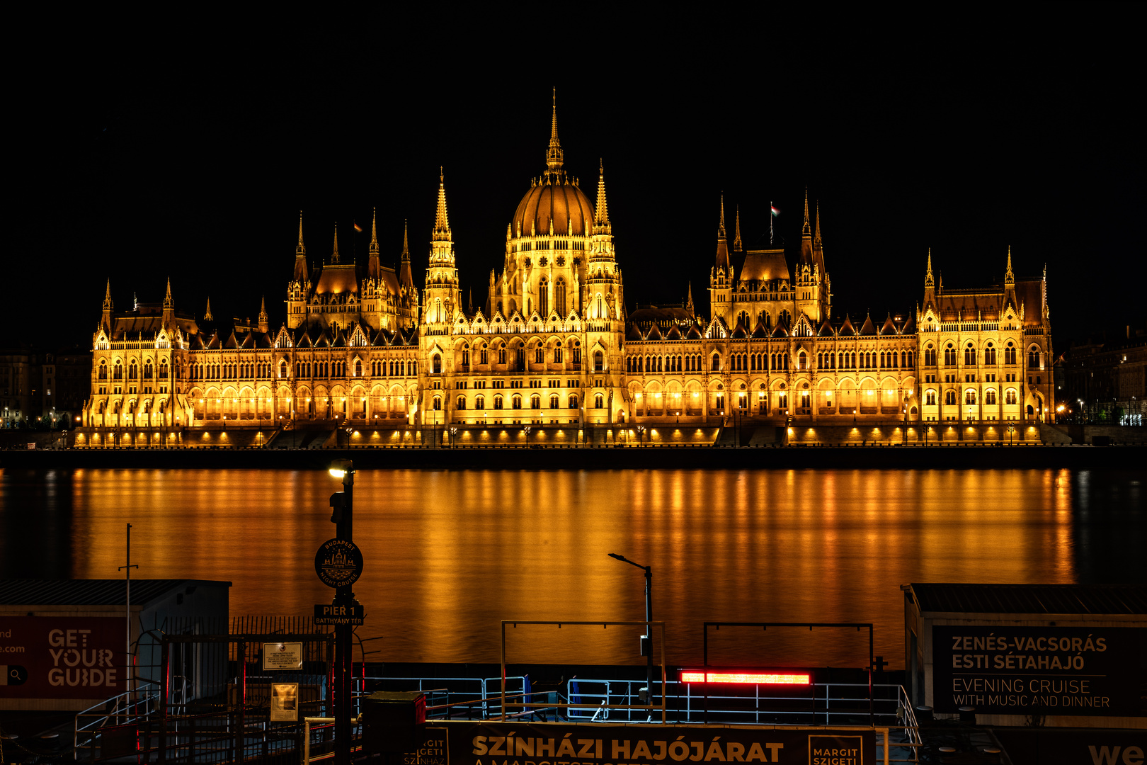 Budapest Parlament bei Nacht