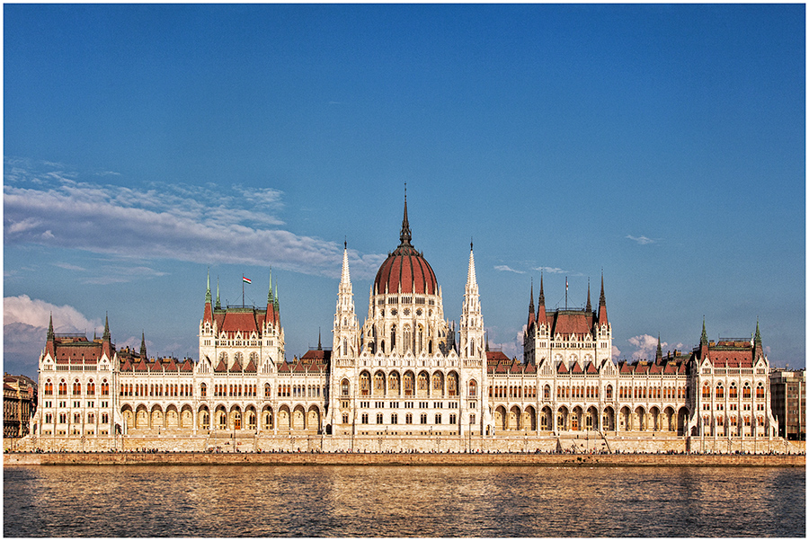 Budapest - Parlament im Abendlicht