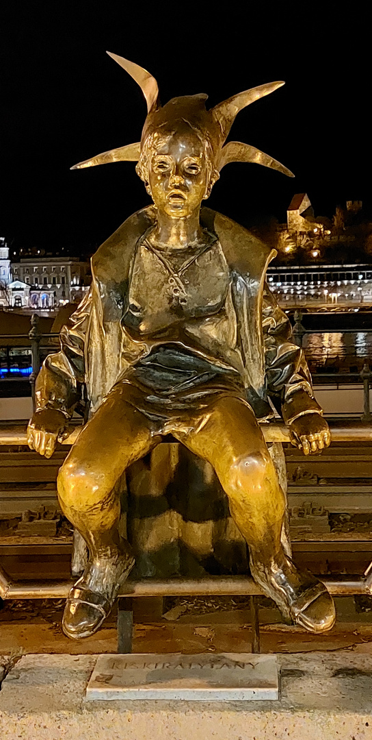 Budapest / Statue of little princess