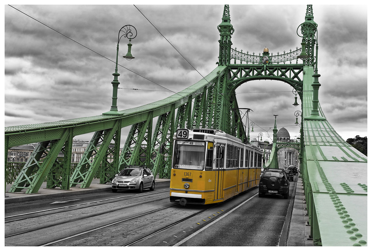 Budapest Strassenbahn auf Freiheitsbrücke schwarz-weiss coloriert