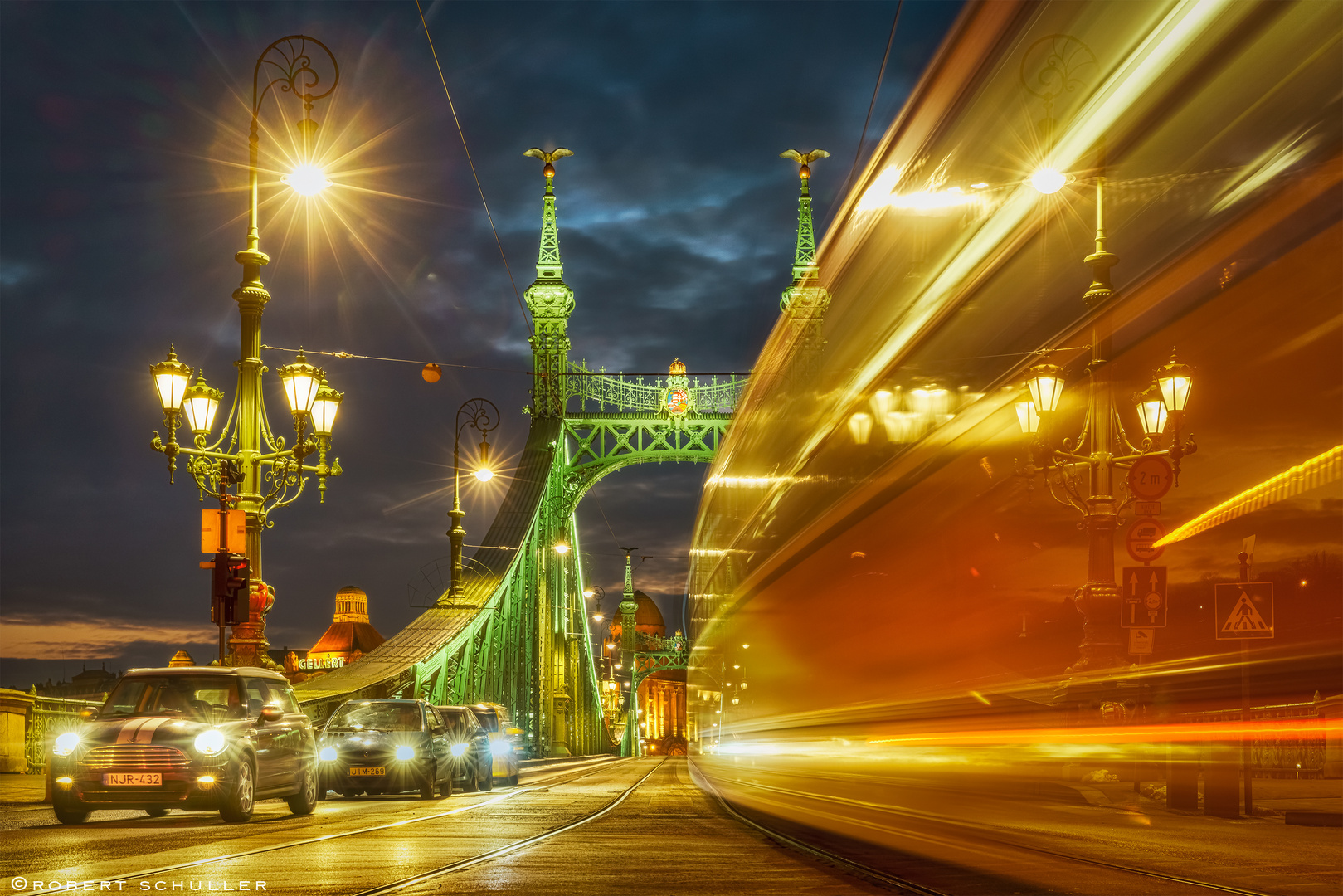 Budapest: Straßenbahn und Friedensbrücke