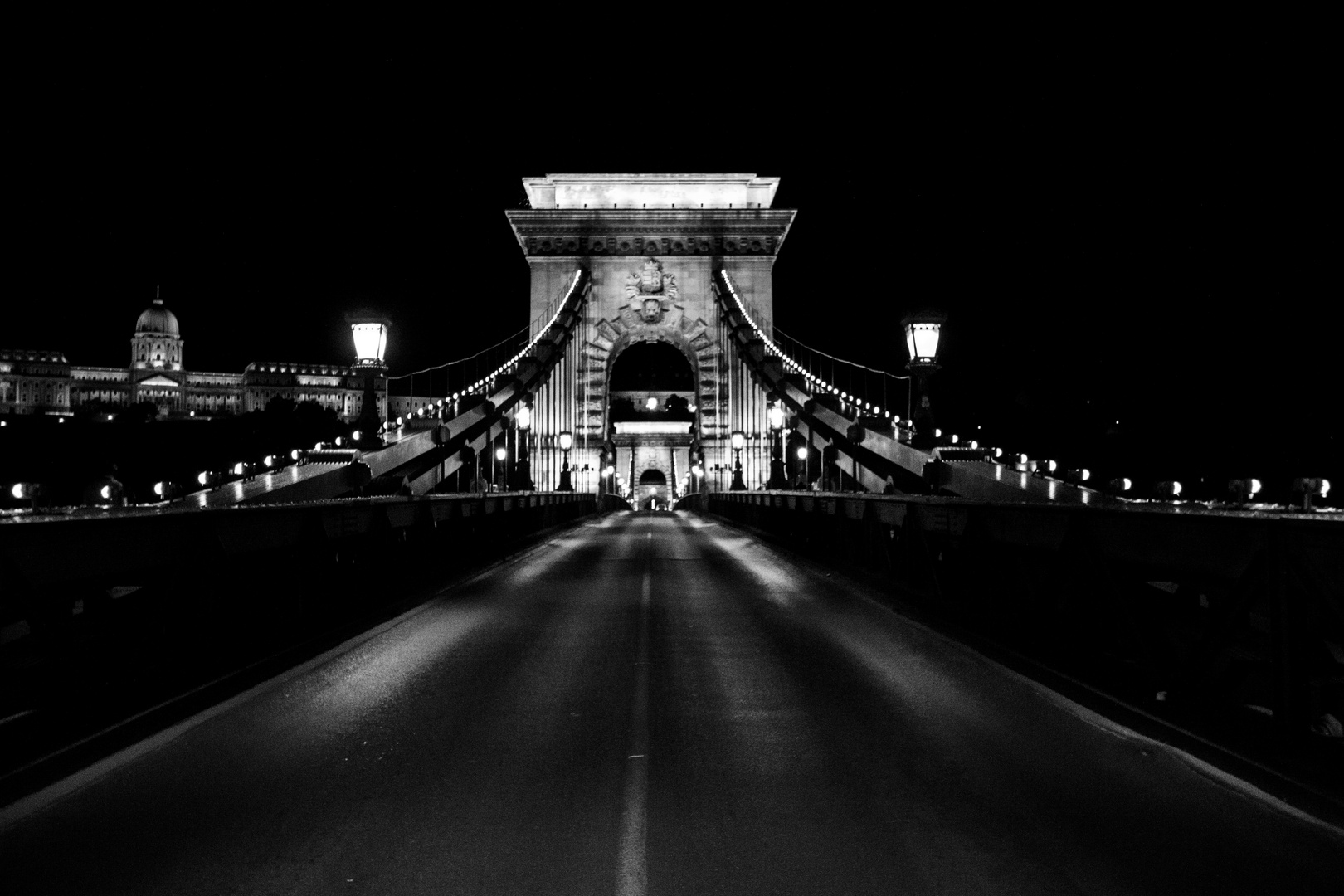 Budapester Brücke bei Nacht