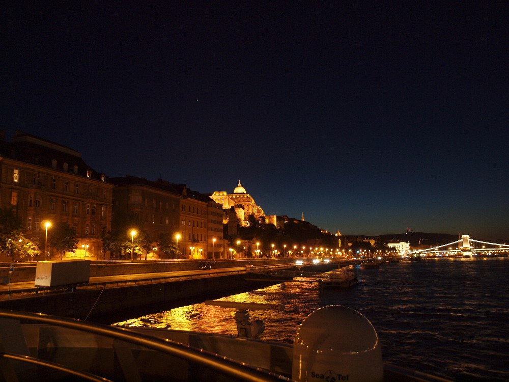 Budapester Schloss bei Nacht und Kettenbrücke