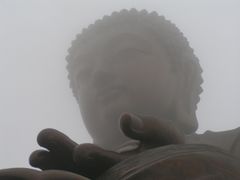 Buddah auf Lantau im Nebel