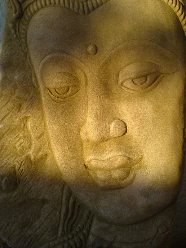 Buddah aus Sandstein im Abendlicht