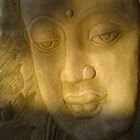 Buddah aus Sandstein im Abendlicht