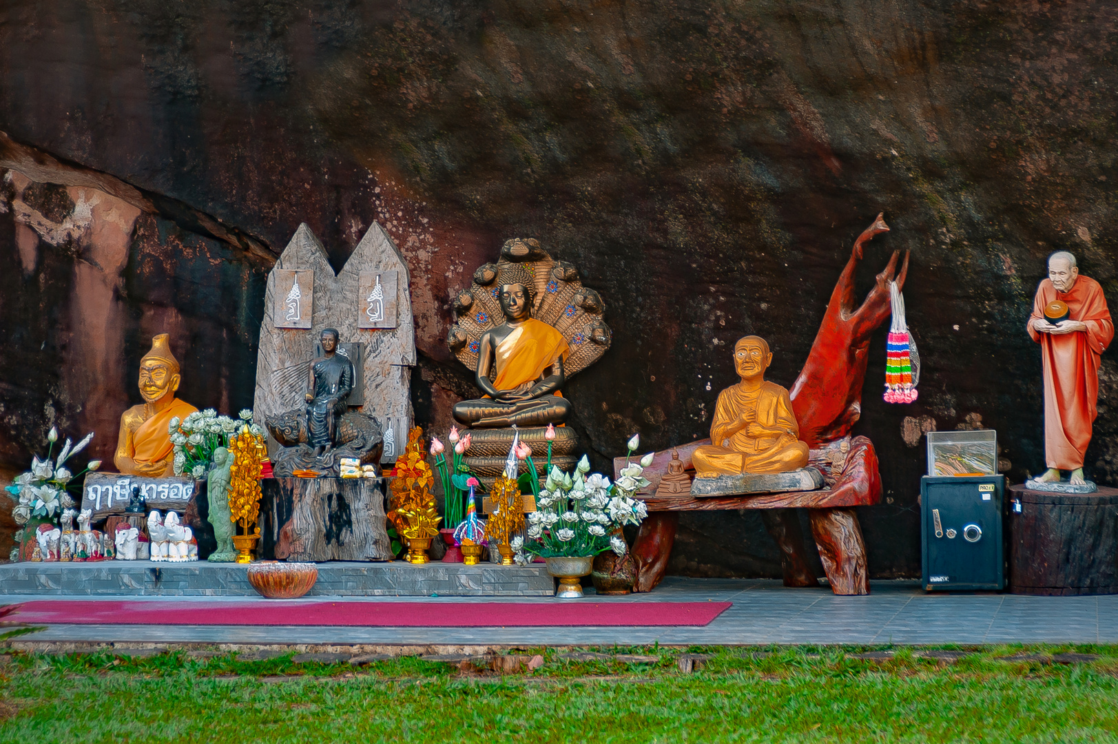 Buddha altar in Ahong Silawat