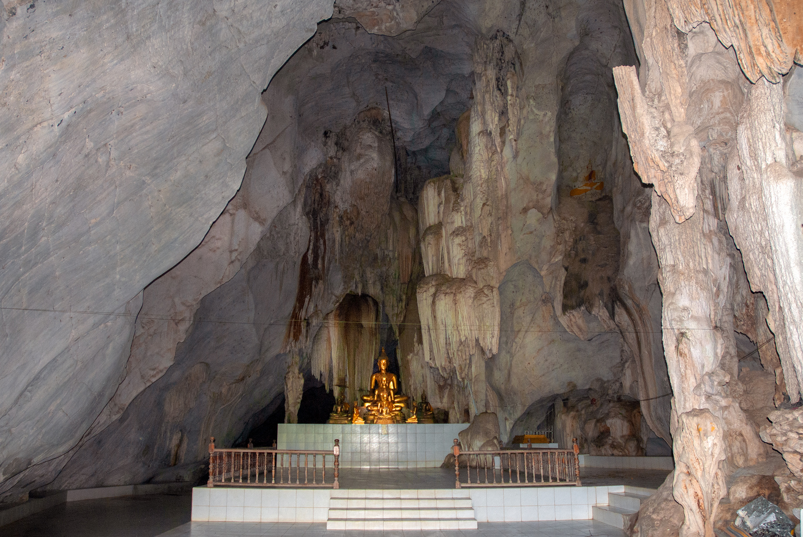 Buddha altar in Tham Khao Wong