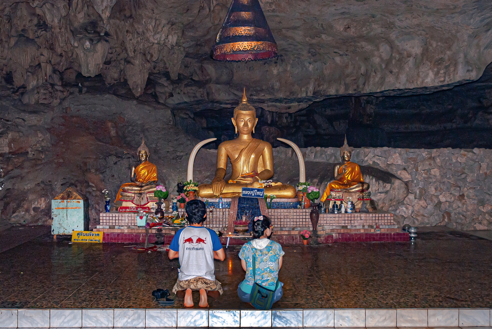 Buddha altar in Tham Phiang Din