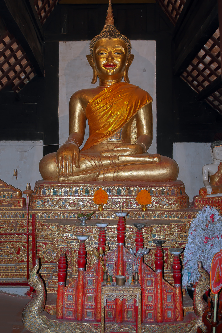 Buddha altar in Wat Pa Daet