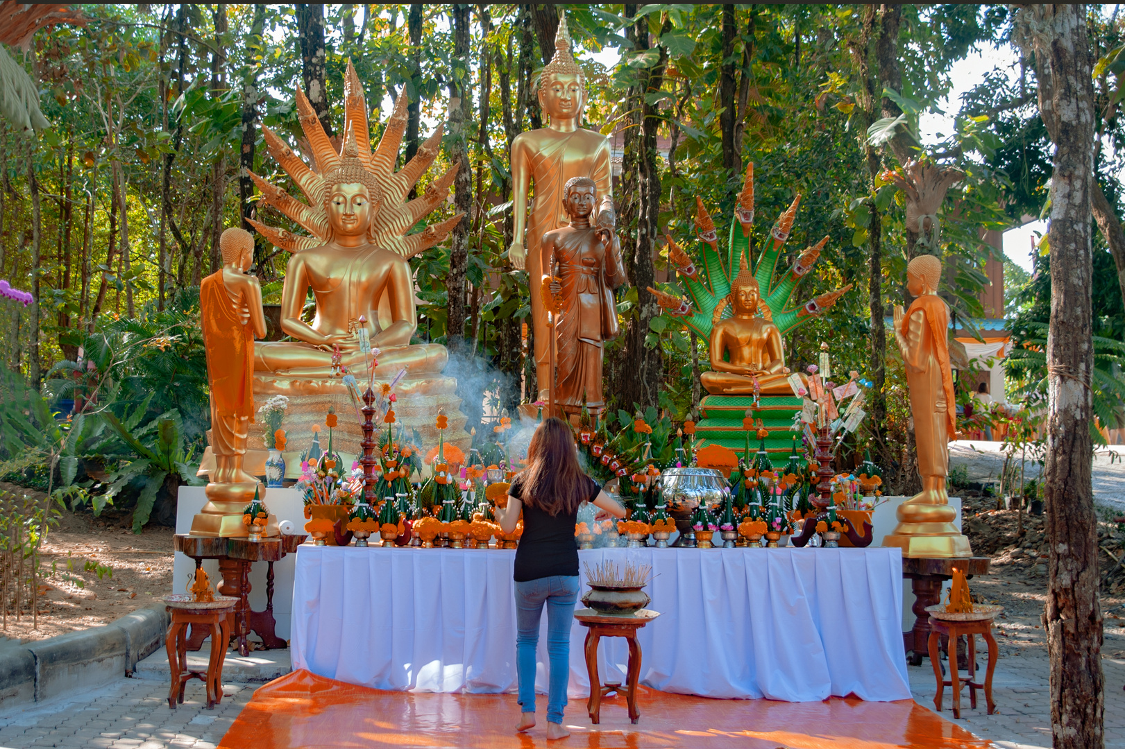 Buddha altar in Wat Pha Tak Suea