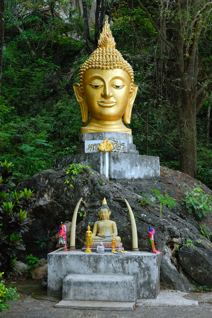 Buddha altar U Thong style