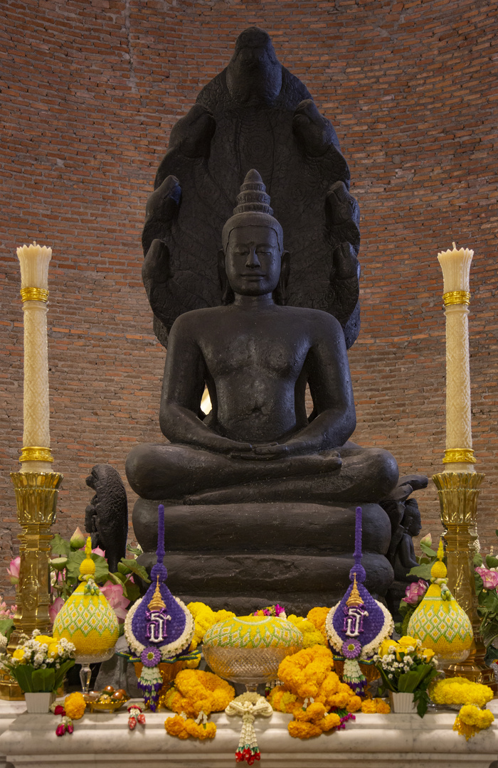 Buddha beschützt von einer Naga