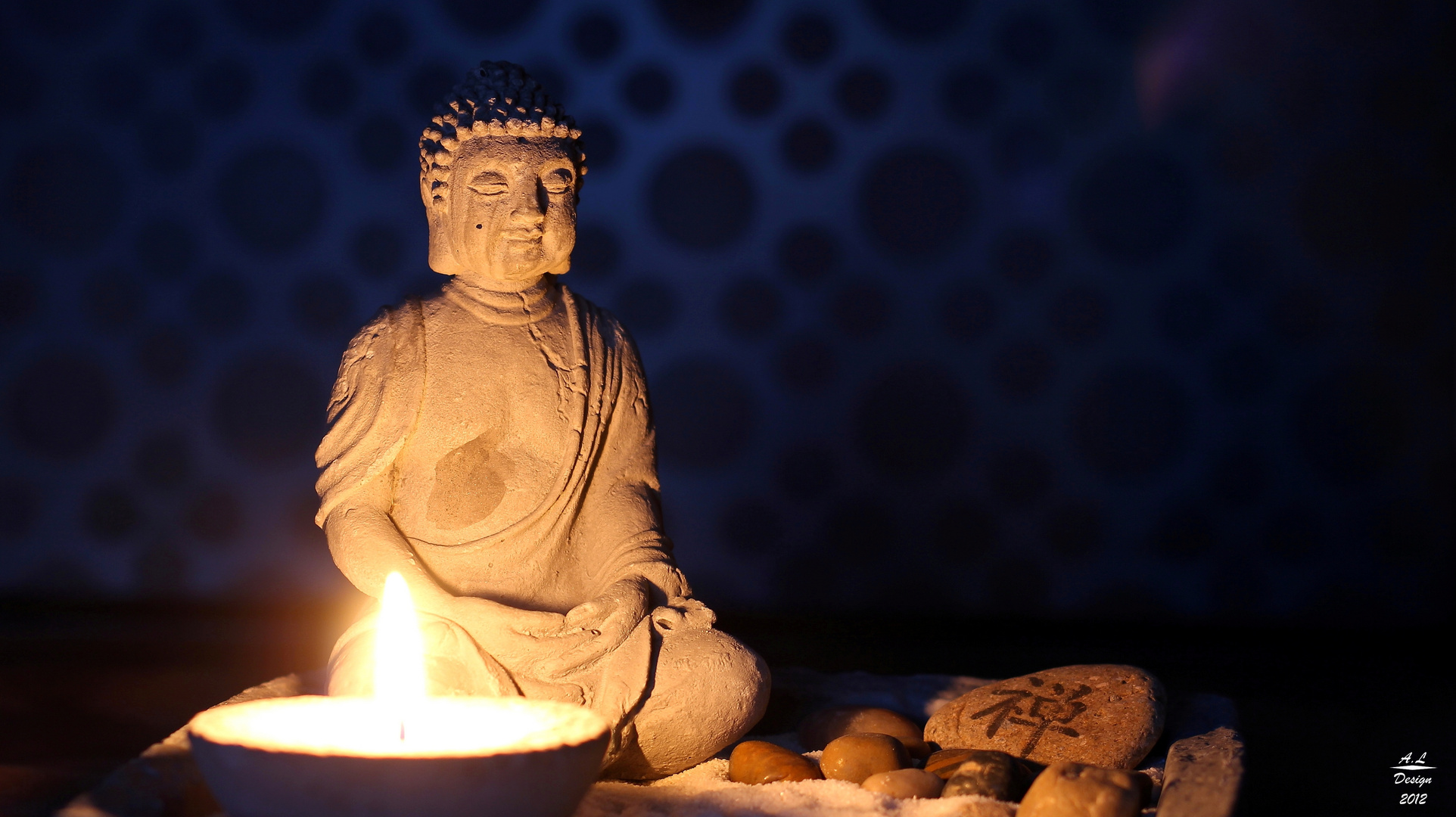 Buddha Figur im Kerzenschein