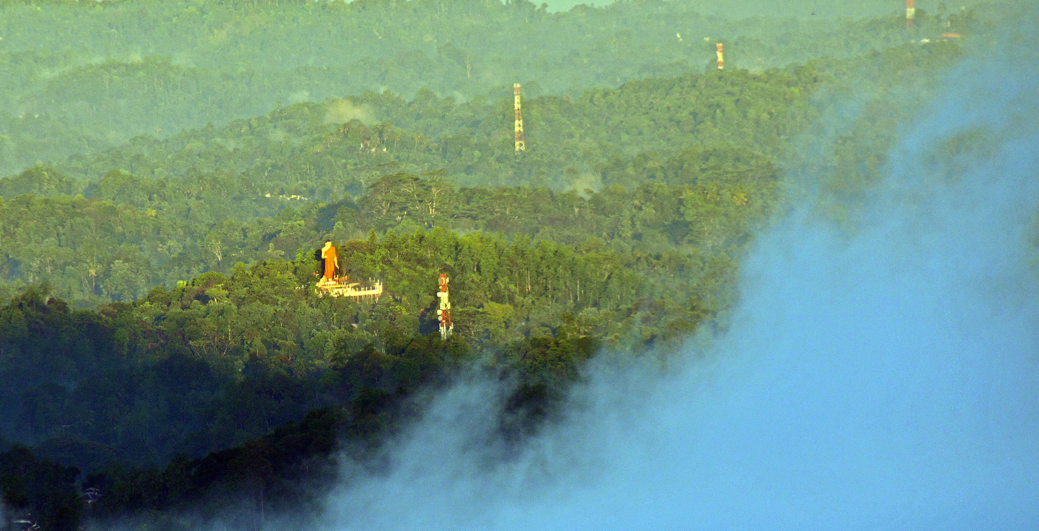 Buddha hoch über den Wolken im ersten Morgenlicht