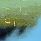 Buddha hoch über den Wolken im ersten Morgenlicht