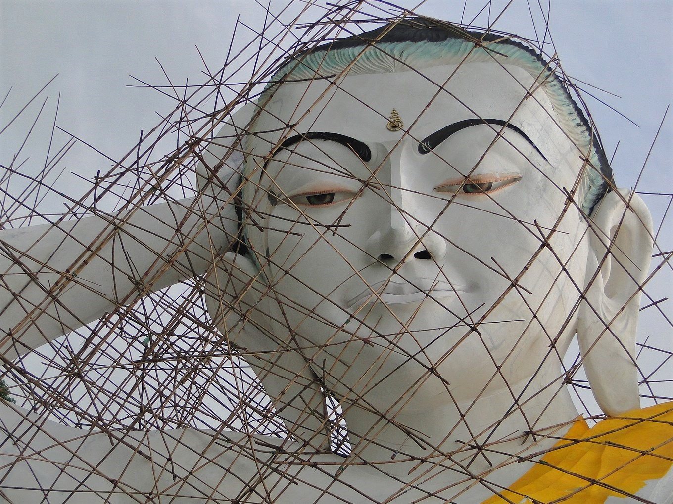 Buddha im Bambusgerüst 