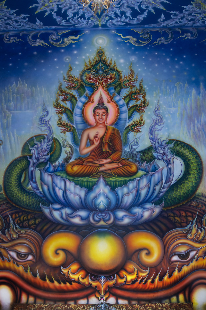 Buddha im Farbenrausch im Blauen Tempel