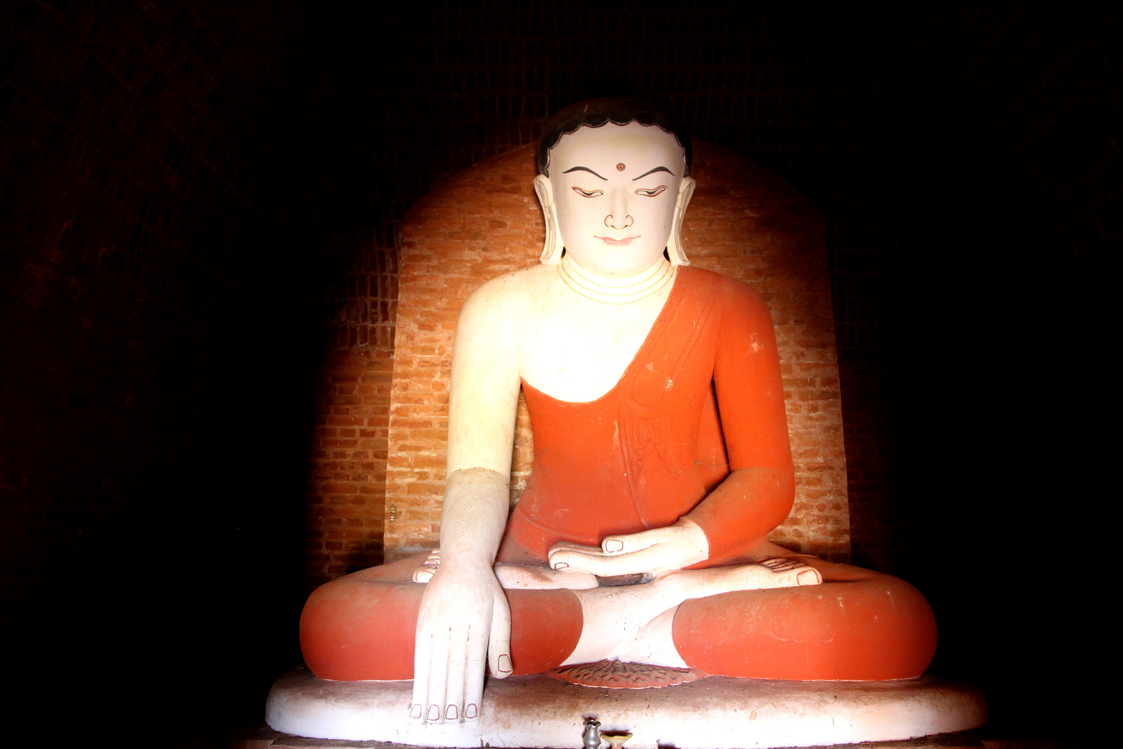 Buddha im Tempel von Bagan / Myanmar / Burma