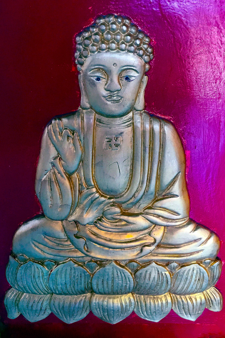 Buddha image in Wat Thaworn Wararam