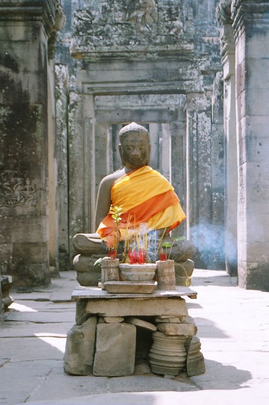 Buddha in den Ruinen von Angkor Wat