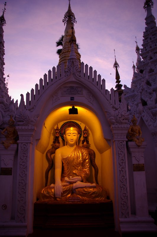 Buddha in der Shwedagon Area