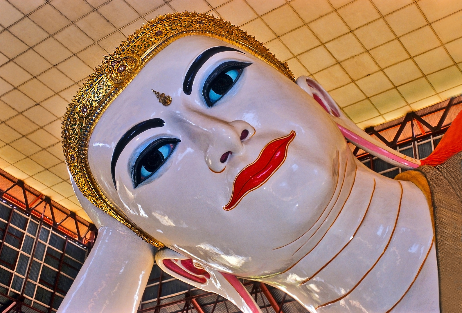 Buddha in die Augen geschaut - Bago, Myanmar