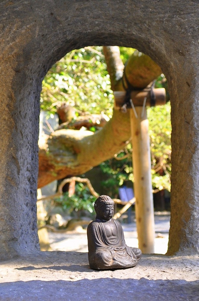 Buddha in Steinlaterne