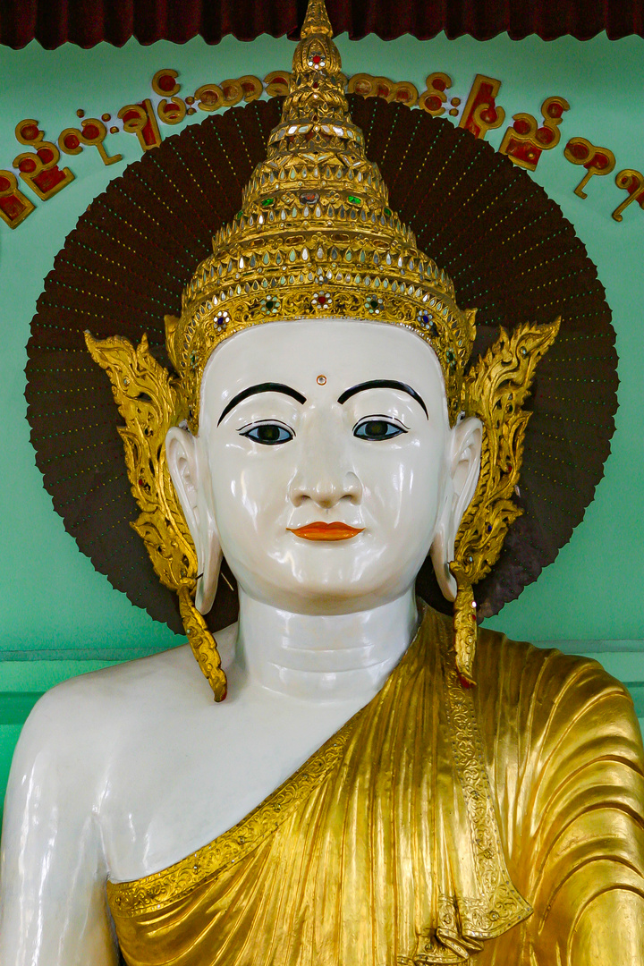 Buddha in Weiß-Gold