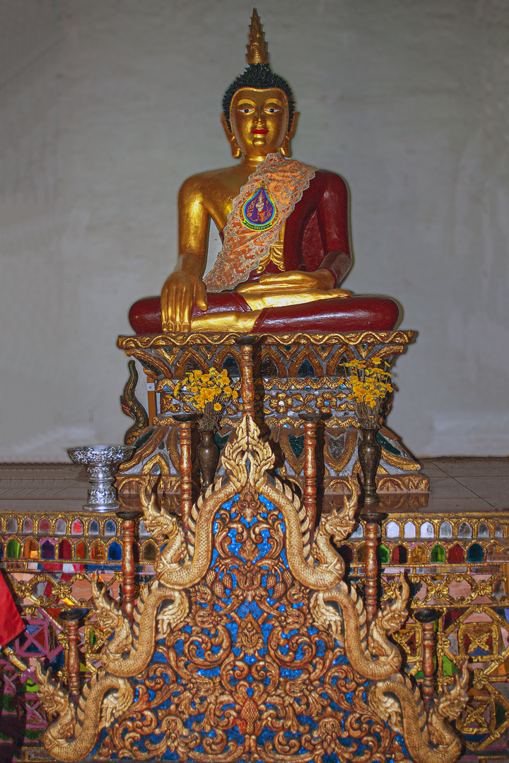 Buddha inside the Wat Huai Rin 