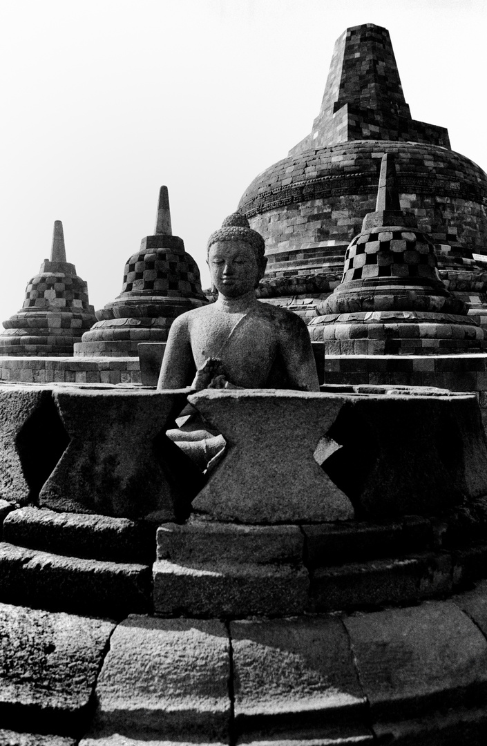 Buddha mit "berforierten" Stupas, Borobudur