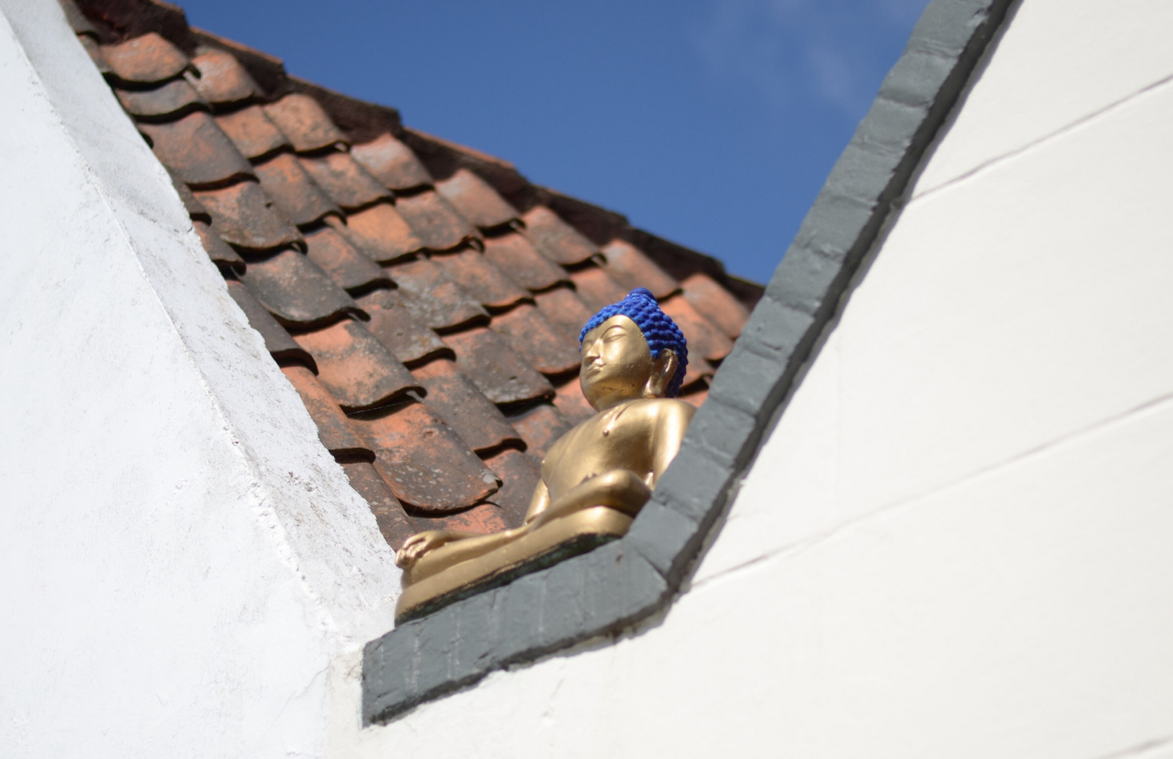 Buddha mit blauen Haaren