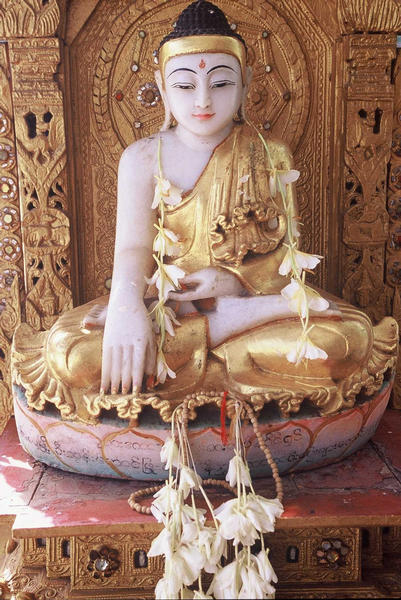 Buddha mit Blumen;Shwedagon Pagode