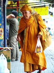 Buddha Mönch kauft Red Bull