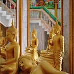 . . . buddha-skulpturen im phramahathat-chedi . . .