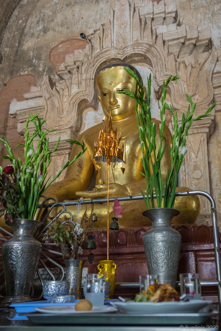 Buddha-Statue im Htilominlo-Tempel, Bagan (© Buelipix)