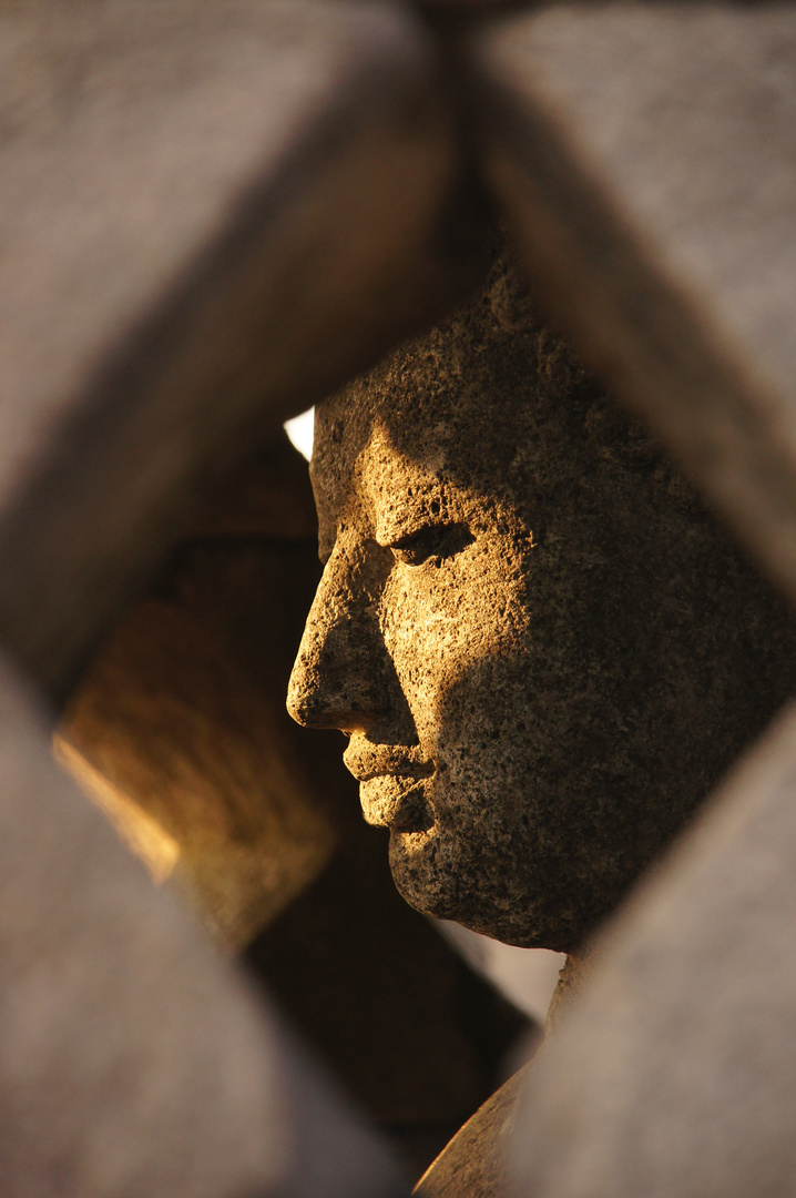 Buddha - Statue in Borobudur beim Sonnenaufgang