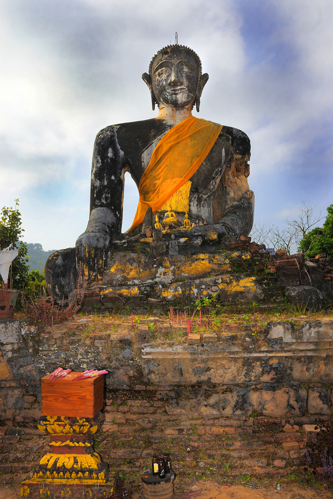 Buddha statue in That Chomsi in Mouang Khoune