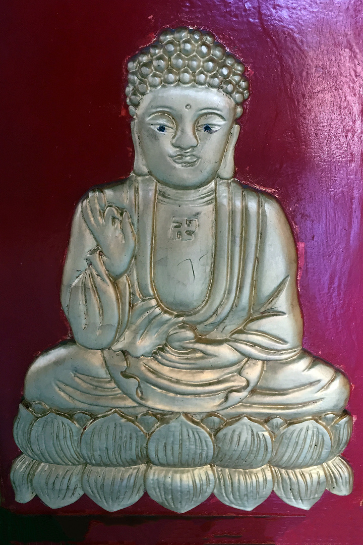 Buddha statue in Wat Thaworn Wararam