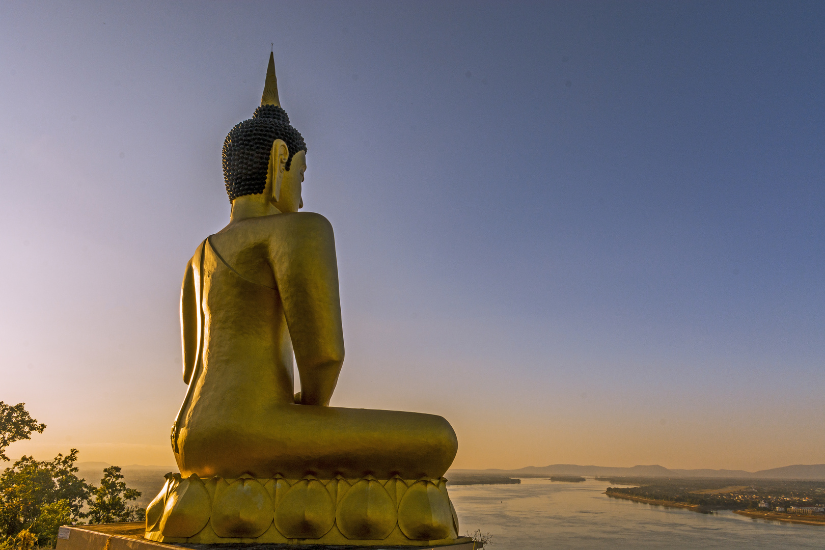 Buddha-Statue über dem Mekong