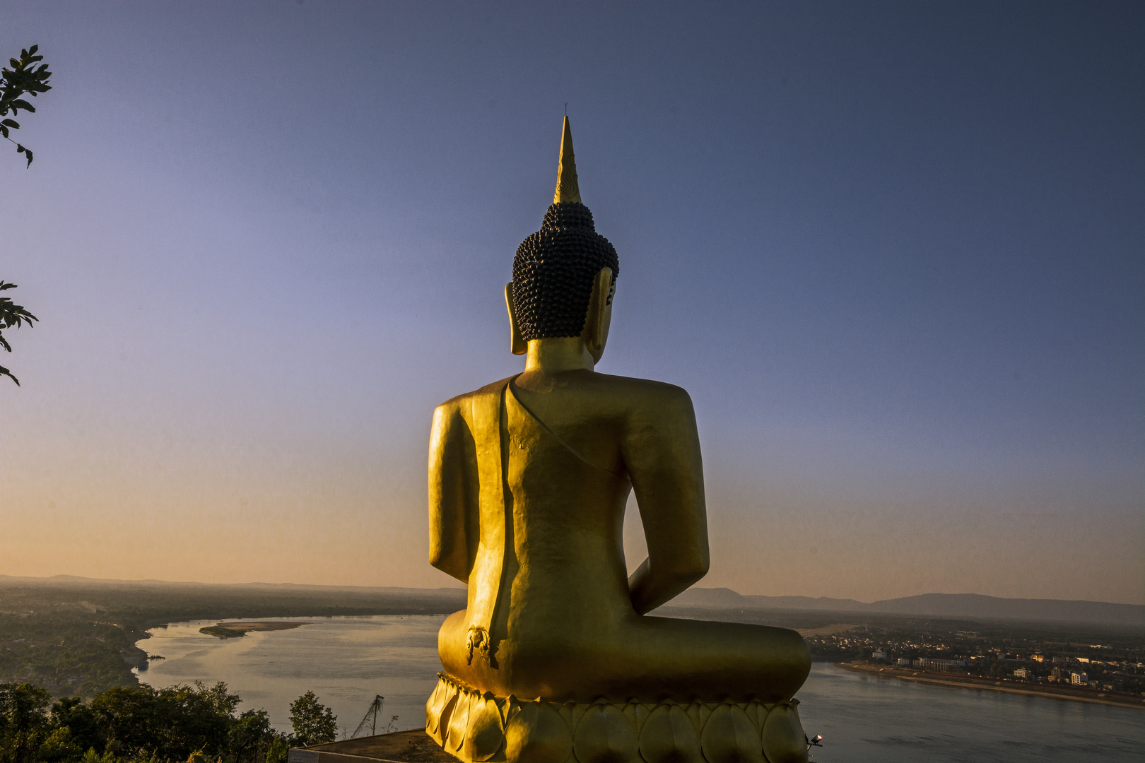 Buddha-Statue über dem Mekong