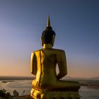 Buddha-Statue über dem Mekong