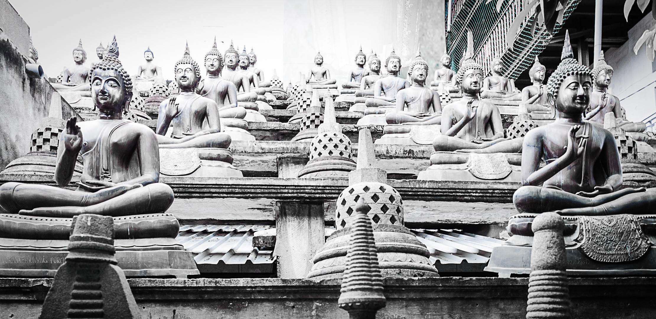 Buddha Statuen im Gangaramaya Tempel, Colombo (Sri Lanka)