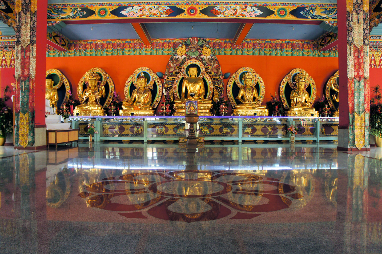 Buddha Statuen mit Reflektion in einem tibetischen Kloster