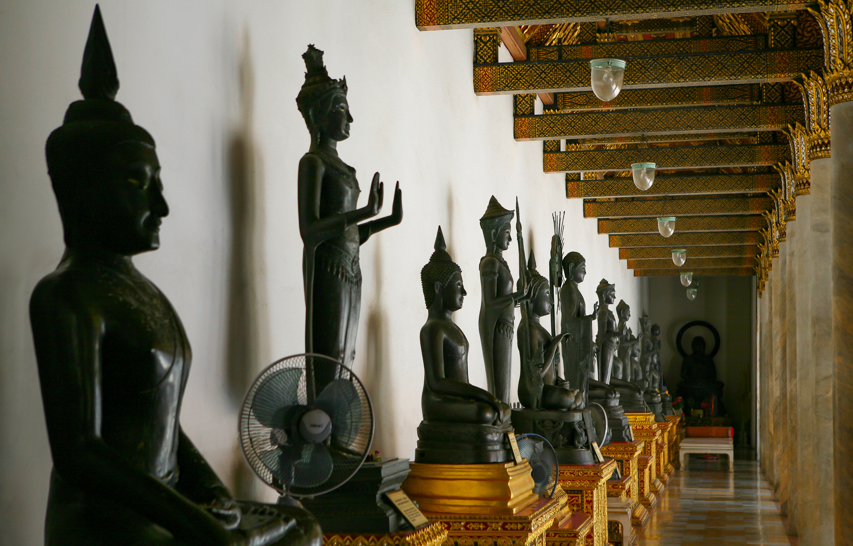 Buddha-Statuen verschiedener Epochen