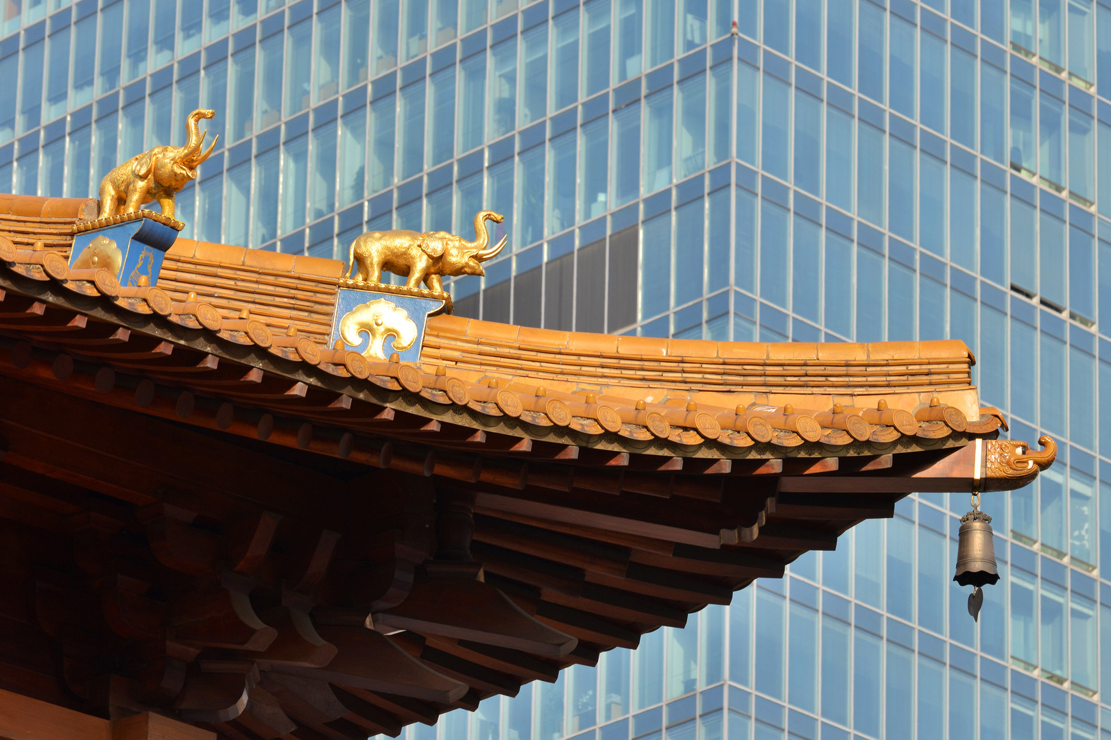 Buddha-Tempel vor Hochhaus