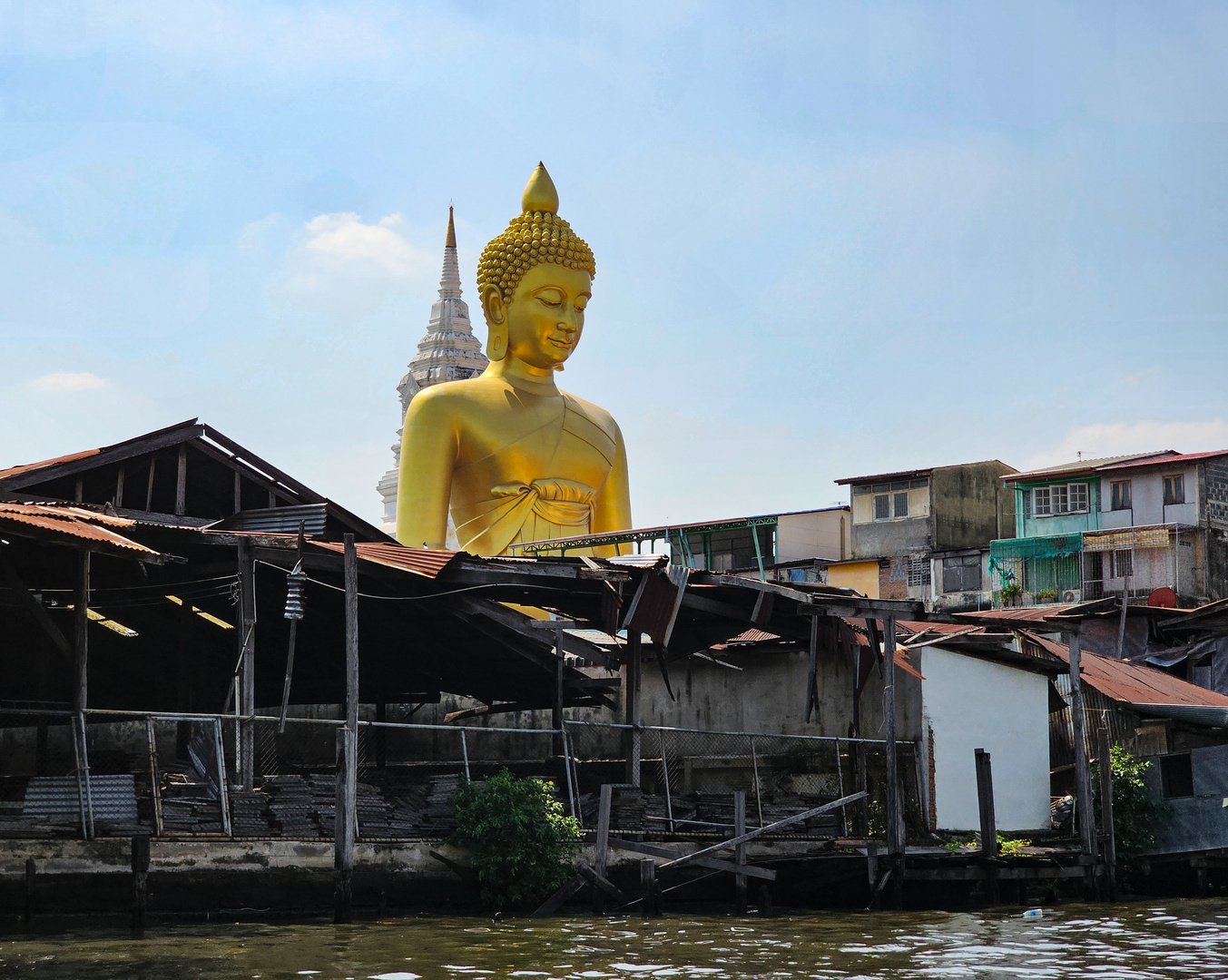 Buddha thront über allem